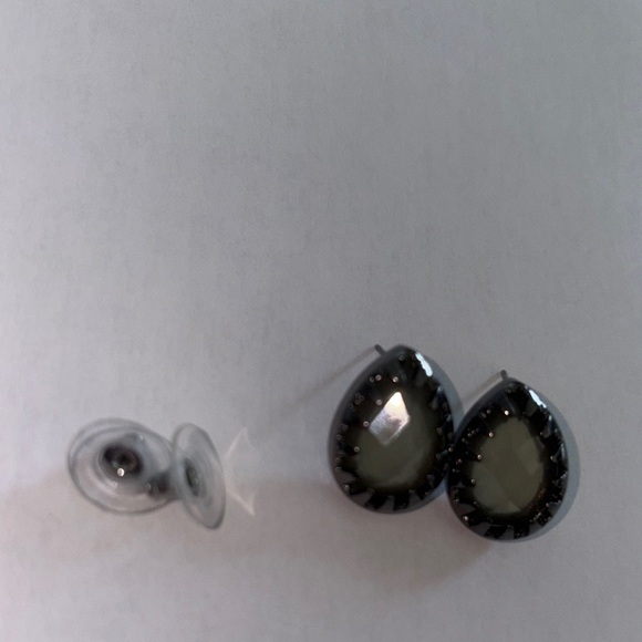 Teardrop stud Earrings in stainless steel Silver with Cream gemstone NWOT - Picture 5 of 7